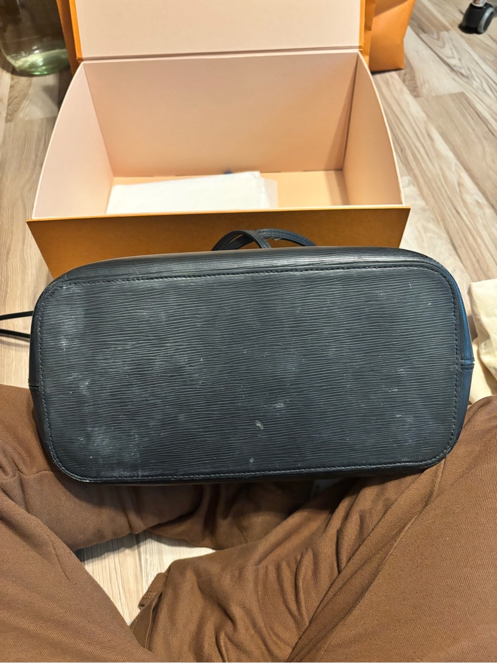 Louis Vuitton Neverfull MM Tote Bag in Black Epi Leather - Picture 8 of 15
